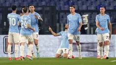 Pemian Lazio merayakan gol yang dicetak oleh Felipe Anderson (tengah) pada laga lanjutan Liga Italia 2023/2024 di Olympic Stadium, Roma, Italia, Sabtu (13/04/2024) dini hari WIB. (AP Photo/Andrew Medichini)