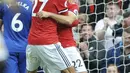 Pemain Manchester United, Henrikh Mkhitaryan merayakan gol bersama rekannya Marouane Fellaini saat melawan Everton pada lanjutan Premier League di Old Trafford, Manchester (17/9/2017). MU menang 4-0. (AP/Rui Vieira)