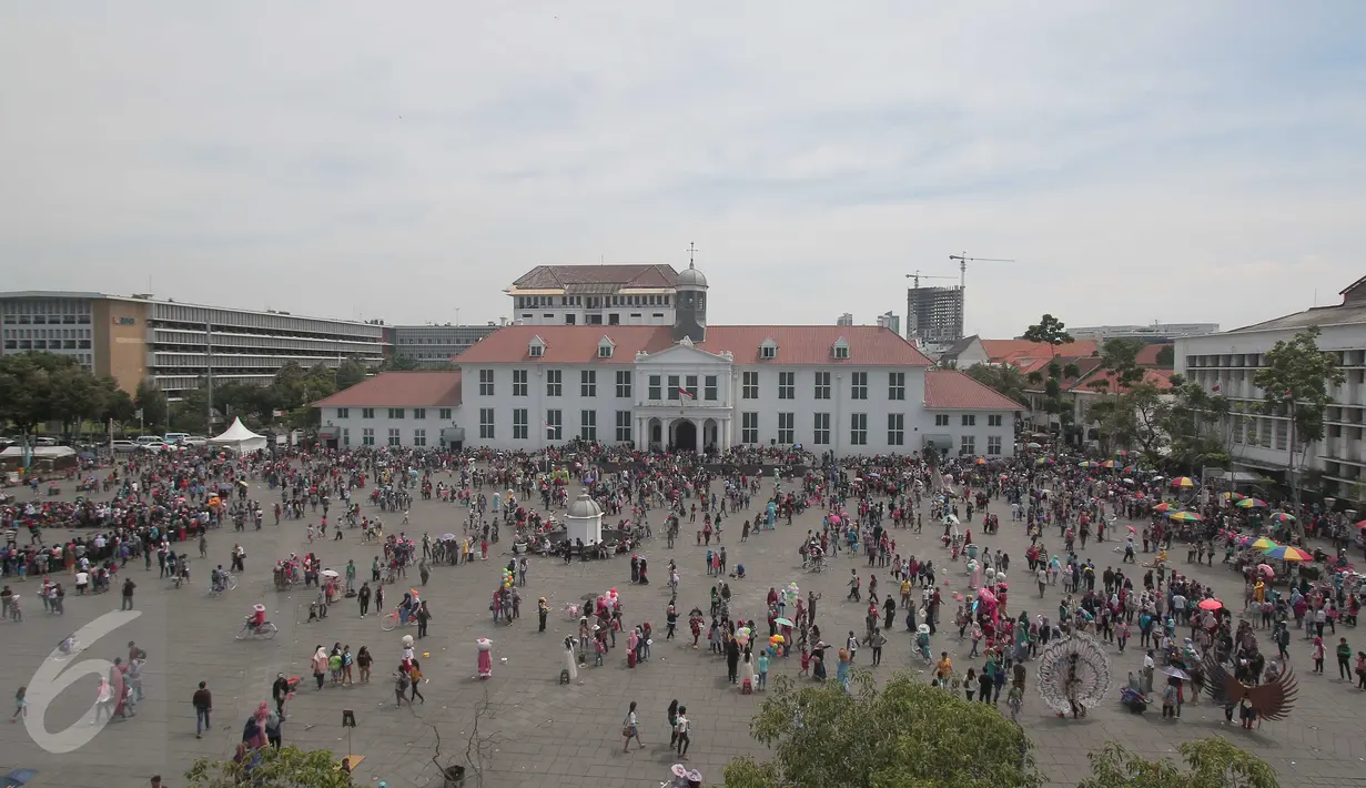 Suasana Kota Tua dilihat dari kejauhan saat libur Natal, Jakarta, Jumat (25/12/2015). Murah dan eksotik menjadi alasan utama para wisatawan mengunjungi Kota Tua. (Liputan6.com/Angga Yuniar)