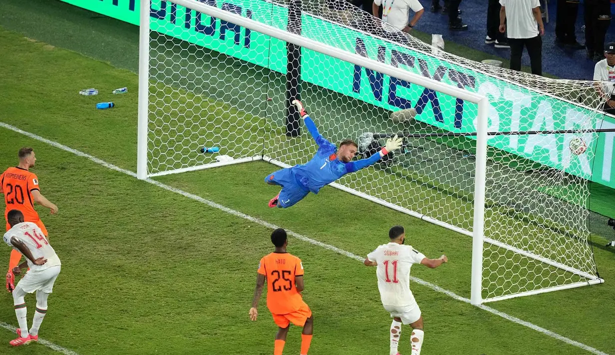 Pemain Maroko Issa Diop mencetak gol pertama mereka melawan kiper Belanda Bart Verbruggen selama pertandingan sepak bola babak 32 Piala Dunia antara Belanda dan Maroko di Guadalupe, dekat Monterrey, Meksiko, Senin (29/06/2026). (AP Photo/Moises Castillo)