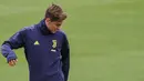 Pemain Juventus, Paulo Dybala, melakukan pemanasan saat latihan di Turin, Senin (2/10/2018). Latihan ini merupakan persiapan jelang laga Liga Champions melawan Young Boys. (AFP/Marco Bertorello)