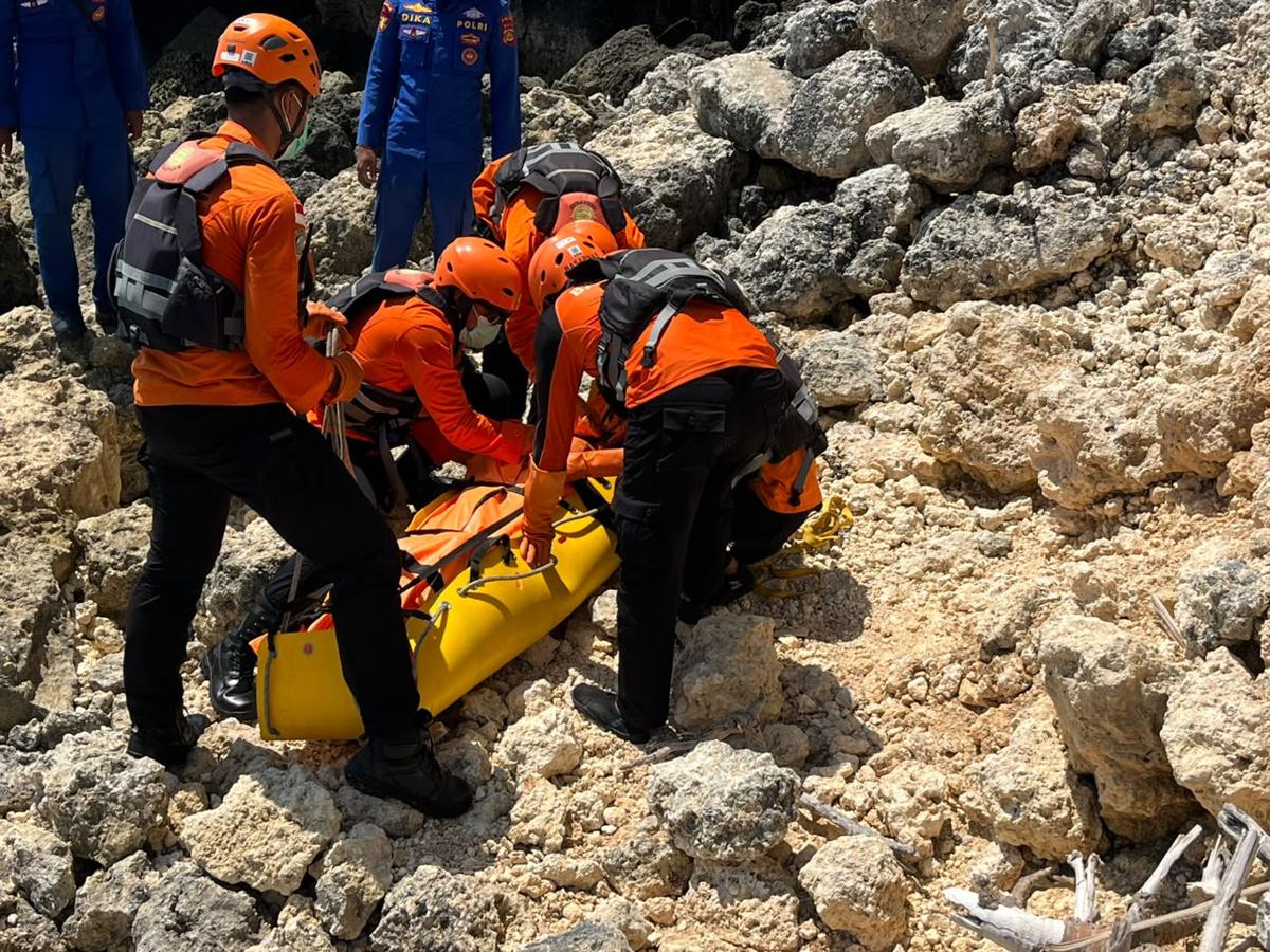 Tim SAR gabungan mengevakusi bule Rusia tewas di Tanjung Mebulu. (Dokumentasi Basarnas Bali).