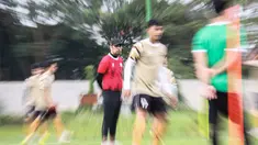 Pelatih anyar Nil Maizar pimpin langsung latihan perdana Dewa United di lapangan latih Indomilk Arena, Tangerang, Rabu (06/04/2022). (Bola.com/Bagaskara Lazuardi)