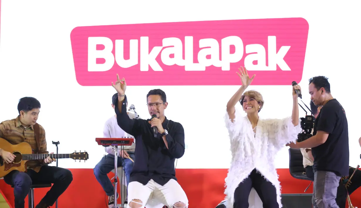 Maliq & D'essentials meriahkan acara Video Xperience yang digelar di Atrium Senayan City, Jakarta Pusat pada Minggu (22/9) malam. (Daniel Kampua/Fimela.com)