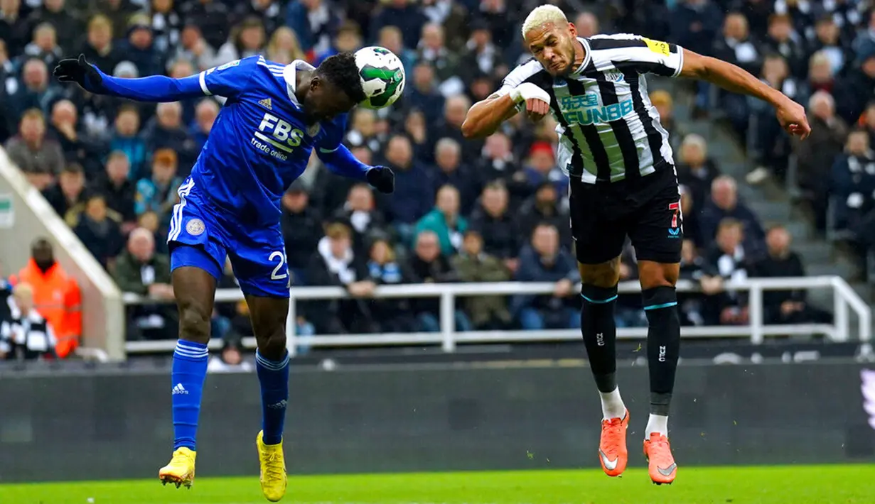 Pemain Newcastle United Joelinton (kanan) dan pemain Leicester City Wilfred Ndidi memperebutkan bola pada pertandingan sepak bola perempat final Piala Liga Inggris atau Carabao Cup di St. James' Park, Newcastle, Inggris, 10 Januari 2023. Newcastle United mengalahkan Leicester City dengan skor 2-0. (Owen Humphreys/PA via AP)