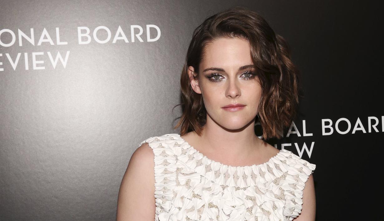 Aktris Kristen Stewart berpose saat menghadiri acara National Board of Review Gala 2015 di New York, Selasa (5/1/2016). Mantan kekasih Robert Pattinson itu tampil dengan tatanan rambut yang ditata bergelombang. (REUTERS / Andrew Kelly)