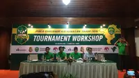 Pihak penyelenggara turnamen Piala Gubernur Kaltim menggelar sesi jumpa pers di  Hotel San Pacific, Jakarta, Rabu (6/1/2016). Sejauh ini, 11 tim sudah memastikan ikut serta di turnamen ini. (Bola.com/Tengku Sufiyanto)