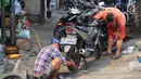 Mekanik mengecek motor pelanggan di sebuah bengkel di Otista, Jakarta, Minggu (10/6). Calon pemudik motor mulai memenuhi bengkel guna menyervis atau mengganti suku cadang kendaraan sebelum digunakan untuk mudik Lebaran. (Liputan6.com/Angga Yuniar)