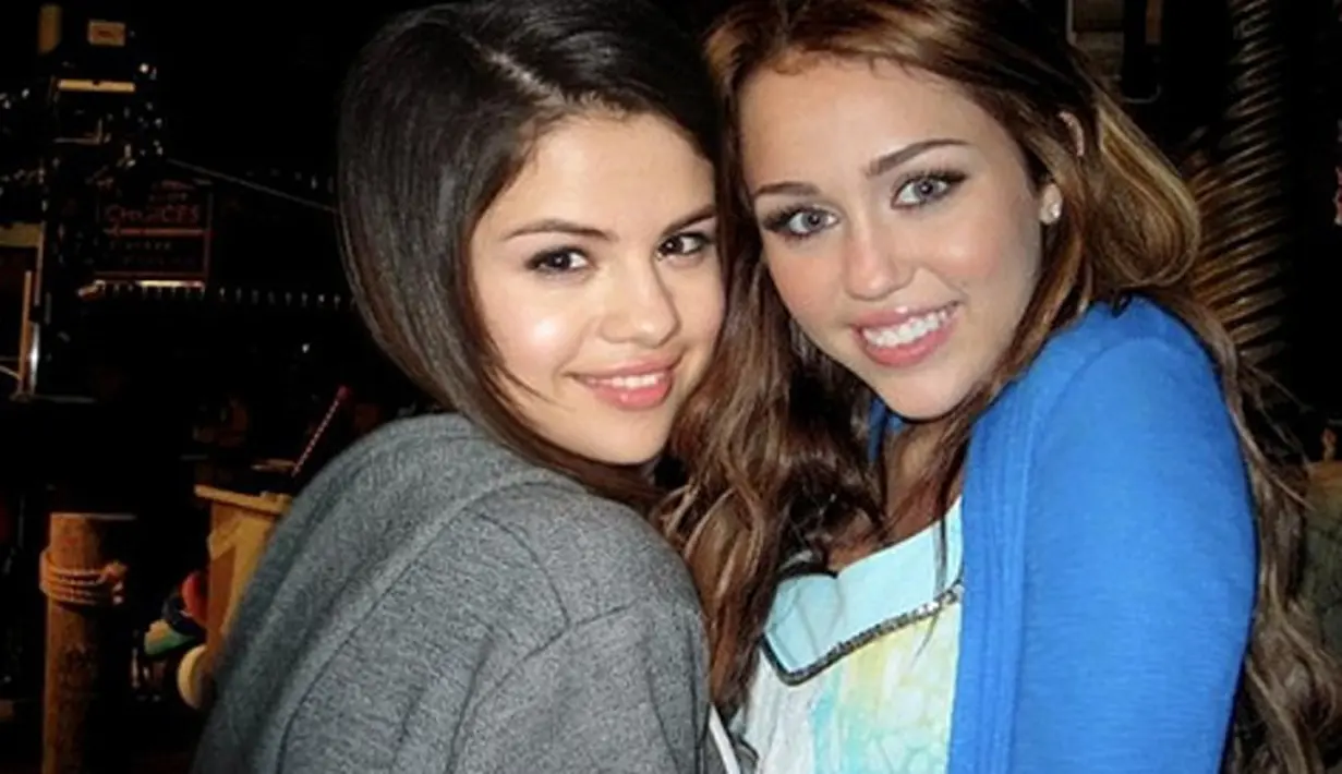 Selena pun dikatakan sudah menghubungi Miley untuk berterimakasih karena telah membelanya. (Selena Gomez - Fandom)