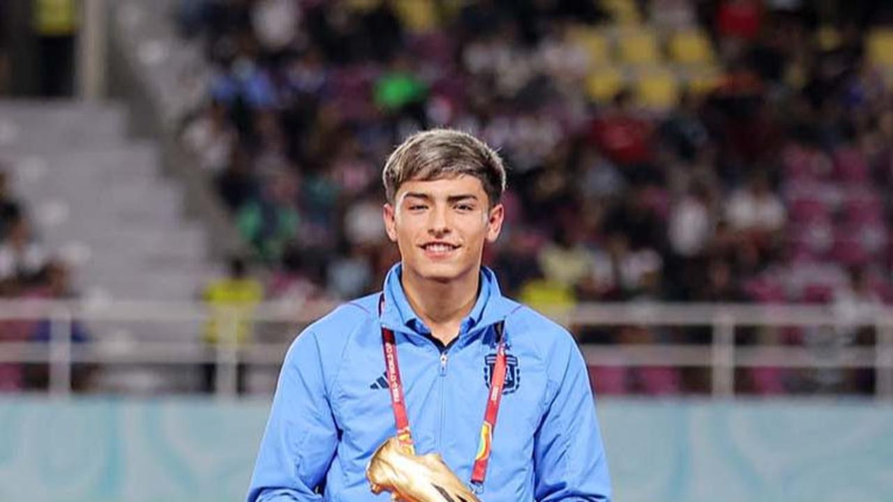 Pemain Argentina U-17 Agustin Ruberto yang menjadi top skor di Piala Dunia U-17 meraih penghargaan Golden Boot (8 gol).