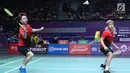 Ganda putra Indonesia, Kevin Sanjaya S/Marcus F Gideon mengembalikan kok ke arah pemain India, Satwik S Rankireddy/Chirag C Shetty pada perempat final Bulutangkis Beregu Putra Asian Games 2018 di Jakarta, Senin (20/8). (Liputan6.com/Helmi Fithriansyah)