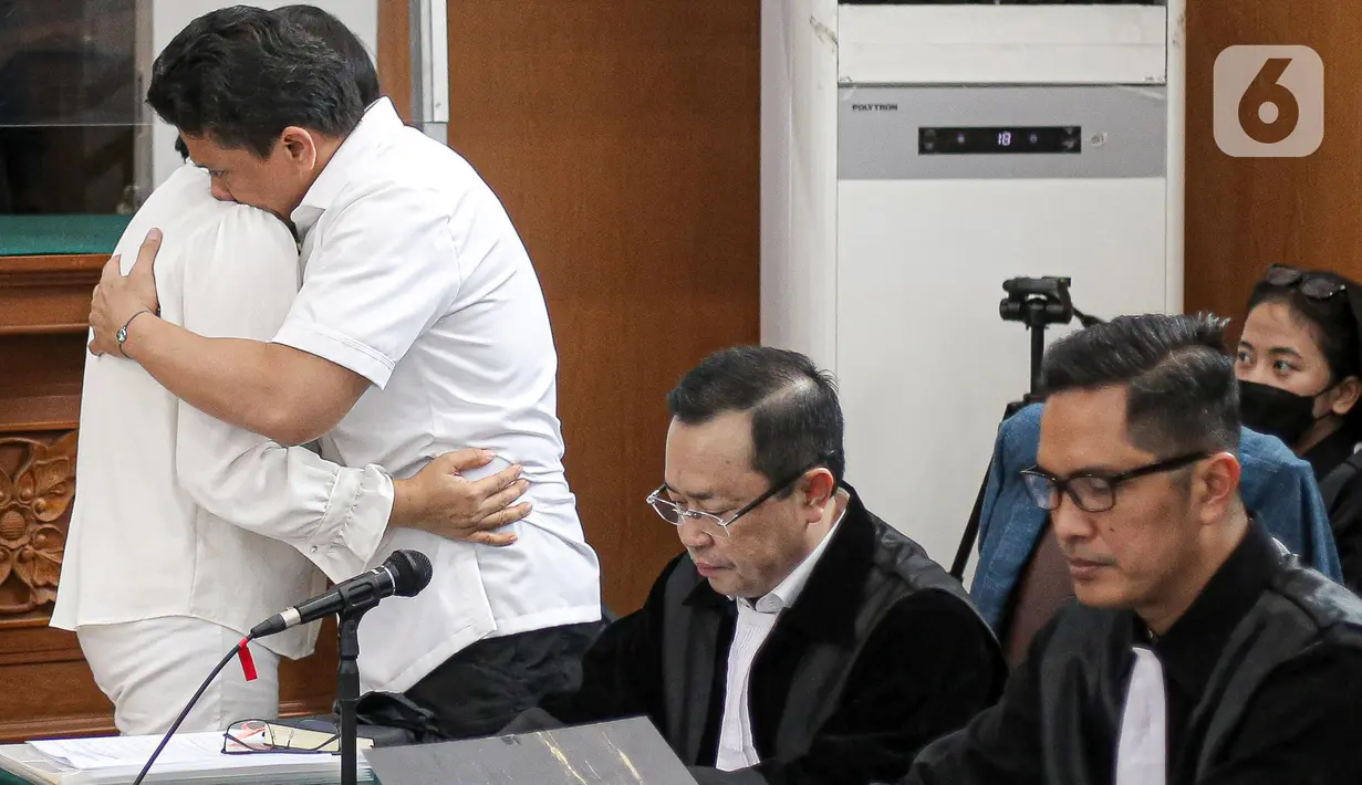 Terdakwa kasus pembunuhan Brigadir Nopriansyah Yosua Hutabarat atau Brigadir J, Ferdy Sambo memeluk istrinya yang juga terdakwa dalam kasus tersebut Putri Candrawathi saat akan menjalani sidang lanjutan di PN Jakarta Selatan, Selasa (8/11/2022). Sidang akan menghadirkan 13 saksi terkait kejadian tersebut. Namun, hanya 10 saksi yang hadir dalam persidangan ini. (Liputan6.com/Faizal Fanani)