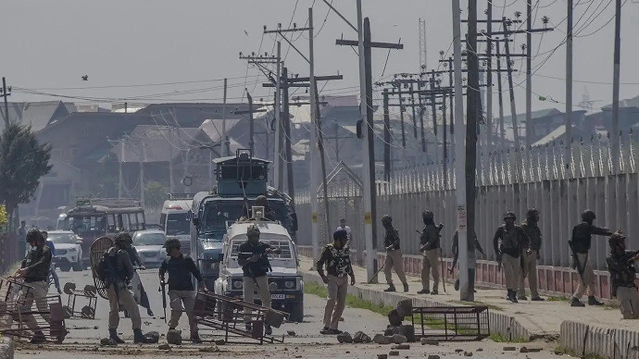 Bentrokan yang terjadi di Kashmir pada Minggu, 1 April 2018, menewaskan lebih dari 10 anggota kelompok militan