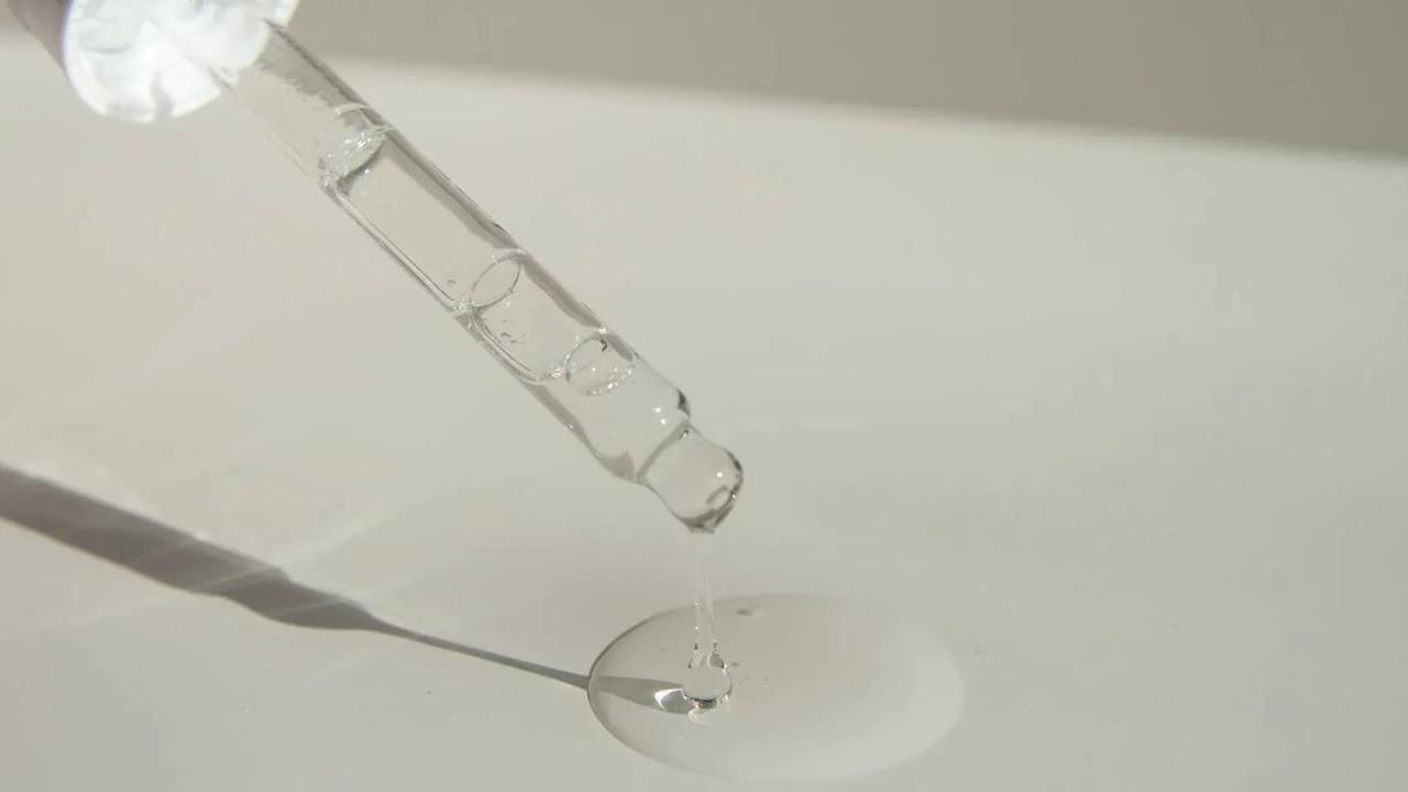 Hyaluronic acid dapat ditemukan dalam berbagai bentuk, termasuk losion, krim, salep, obat tetes mata, dan bahkan suplemen oral. Penting untuk mengikuti aturan penggunaan yang sesuai dengan jenis produknya.
