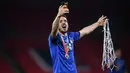 Alessandro Florenzi memamerkan potongan jaring gawang Stadion Wembley lewat ponselnya usai Italia menangkan pertandingan Final Euro melawan Inggris. (Foto: AP/Pool/Laurence Griffiths)