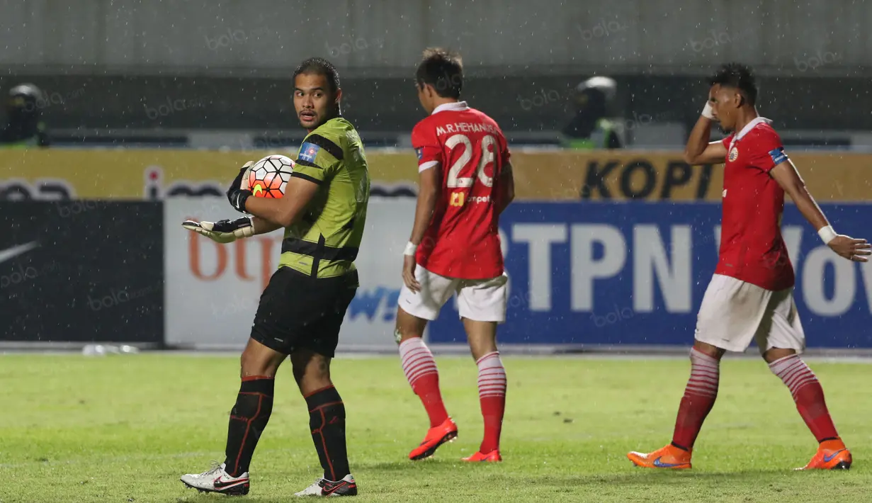 Kiper Persija, Andritany bermain tenang saat melawan Persib Bandung pada laga Torabika SC 2016 di Stadion Gelora Bandung Lautan Api, Bandung, Sabtu (16/7/2016). (Bola.com/Nicklas Hanoatubun)