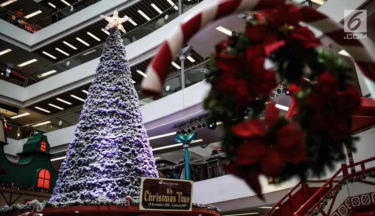 Hiasan pohon Natal terlihat di Mal Ciputra, Jakarta Barat, Jumat (14/12). Jelang perayaan Natal 2018 sejumlah mal di Jakarta mendekor bernuansa Natal agar menjadi daya tarik. (Liputan6.com/Faizal Fanani)
