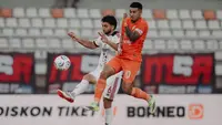 Gelandang bertahan Bali United, Brandon Wilson, berduel dengan kapten Borneo FC, Juan Villa pada laga pekan ketiga BRI Super League di Stadion Segiri, Samarinda, Minggu (20-9-2026). (Dok. Bali United)