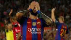 Pemain Barcelona, Aleix Vidal, tampak kecewa usai takluk dari Alaves pada laga La Liga Spanyol di Stadion Camp Nou, Barcelona, Spanyol, Sabtu (10/9/2016). Barcelona kalah 1-2 dari klub promosi, Alaves. (Reuters/Albert Gea)