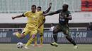 Gelandang Semen Padang, Flavio Junior, berebut bola dengan gelandang Tira Persikabo, Parfait Essengue, pada laga Shopee Liga 1 di Pakansari, Bogor, Jumat (267/9). Tira Persikabo bermain imbang 1-1 atas Semen Padang. (Bola.com/Yoppy Renato)