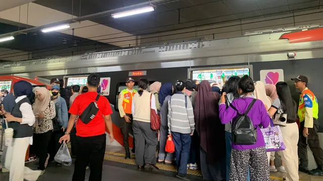 Penumpang KRL memadati Stasiun Manggarai, Senin (28/9/2026).  (Liputan6.com/Rachel)