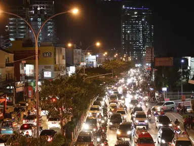 Kendaraan terjebak kemacetan di Jalan Margonda Raya, Depok, Sabtu (1/10). Berdasarkan data Direktorat BTSP Perhubungan Darat, Depok menjadi kota peringkat kelima termacet se-Indonesia dengan kecepatan rata-rata 21,4 km/jam (Liputan6.com/Immanuel Antonius)