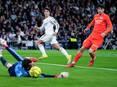 Real Madrid menang telak 4-1 atas Real Sociedad pada pekan ke-24 La Liga 2025/2026. Duel ini berlangsung di stadion Santiago Bernabeu, Minggu, 15 Februari 2026 WIB. (AP Photo/Manu Fernandez)