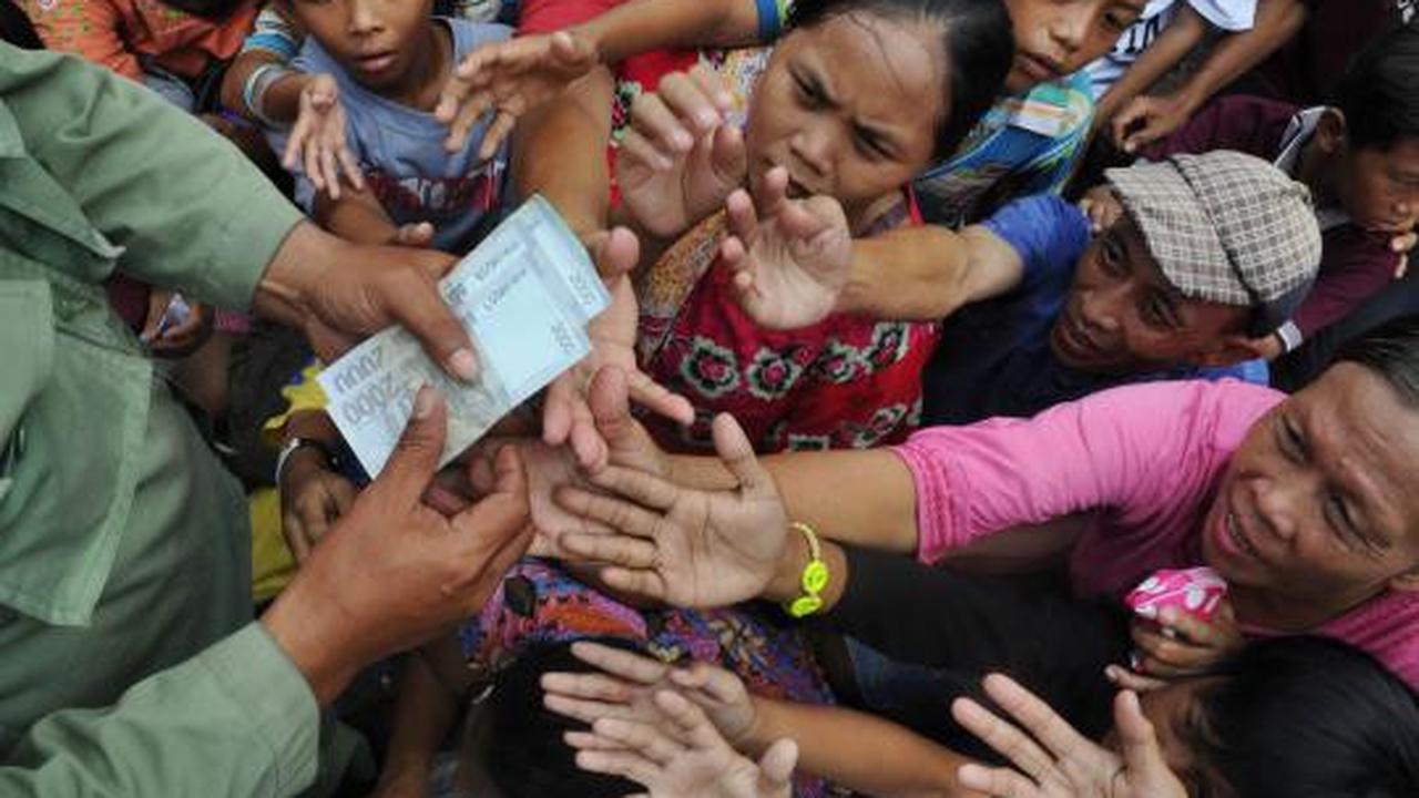 Warga berebut angpao di Vihara Dharma Bakti