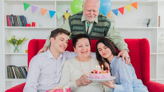 Ilustrasi ulang tahun orang tua