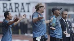 Pelatih PSM, Robert Rene Alberts, melakukan protes kepada wasit saat pertandingan melawan Persija pada laga Liga 1 di Stadion Patriot, Bekasi, Selasa  (15/8/2017). Persija bermain imbang 2-2 dengan PSM. (Bola.com/M Iqbal Ichsan)