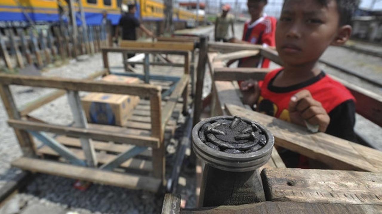 Semangat anak-anak pengojek lori mencari nafkah di bawah terik