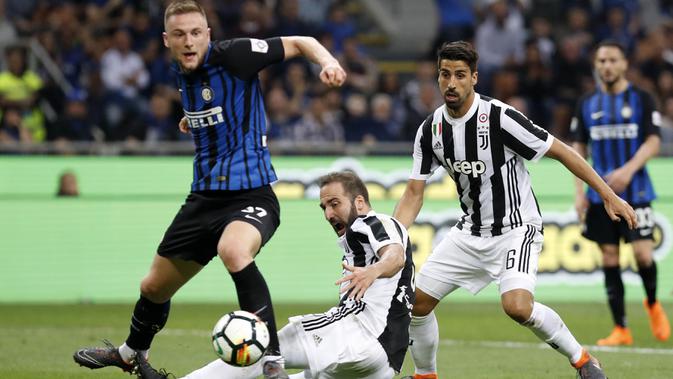 Striker Juventus, Gonzalo Higuain, berebut bola dengan bek Inter Milan, Milan Skriniar, pada laga Serie A di Stadion Giuseppe Meazza, Sabtu (28/4/2018). Inter Milan takluk 2-3 dari Juventus. (AP/Antonio Calanni)