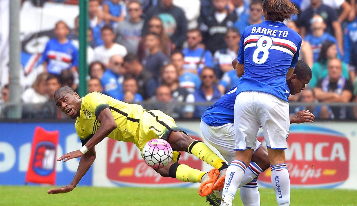 Pemain Sampdoria Edgar Barreto (kanan) berebut bola dengan pemain Inter Geoffrey Kondogbia (kiri) dalam lanjutan Liga Italia Serie A di Stadion Luigi Ferraris, Genoa, Minggu (014/10/2015) Sampdoria dan Inter imbang 1-1. (EPA/Luca Zennaro)