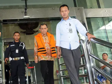 Tersangka anggota DPRD Banten, Srimulya Hartono alias SM Harto usai diperiksa KPK sebagai saksi terkait kasus dugaan suap pengesahan APBD tahun 2016 tentang pembentukan Bank Pembangunan Daerah Banten, Jakarta, Rabu (6/1/2016). (Liputan6.com/Helmi Afandi)