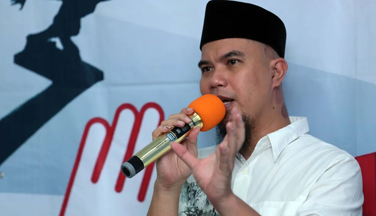 "(Bukan ditahan) Cuma break. Sampai jam 2 pagi kami break. Enggak (pulang). (Dhani) Di sini nunggu di Polres. Saya juga udah di Polres dari setengah 8. Iya (Dhani nginep)," ujar Ali Lubis pengacara Ahmad Dhani saat dihubungi. (Adrian Putra/Bintang.com)