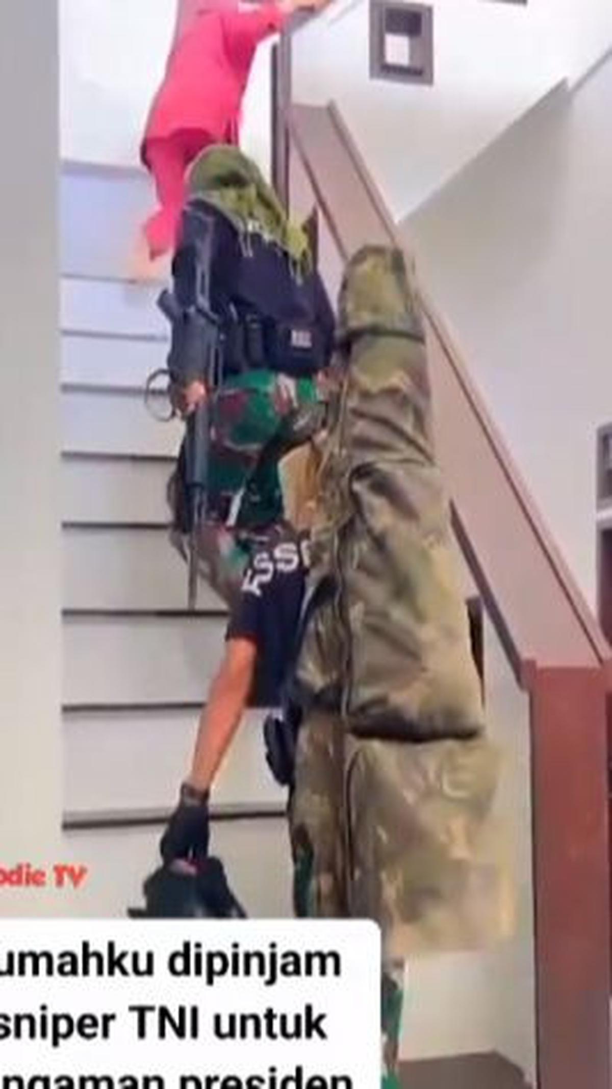 "Rumahku dipinjam sniper TNI untuk pengamanan presiden," demikian dikutip dari keterangan video.