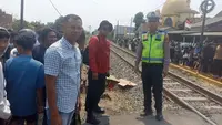Pemotor Tertabrak Kereta hingga Terpental
