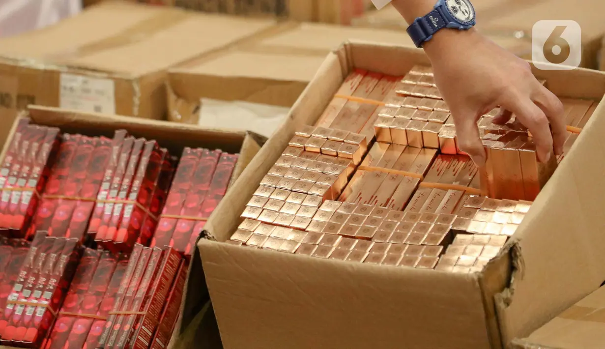 Satuan Tugas (Satgas) Pengawasan Barang Tertentu yang Diberlakukan Tata Niaga Impor bentukan Kementerian Perdagangan menyita produk kosmetik impor ilegal dari Tiongkok, Filipina, Thailand, dan Malaysia senilai Rp11,4 miliar. (Liputan6.com/Herman Zakharia)