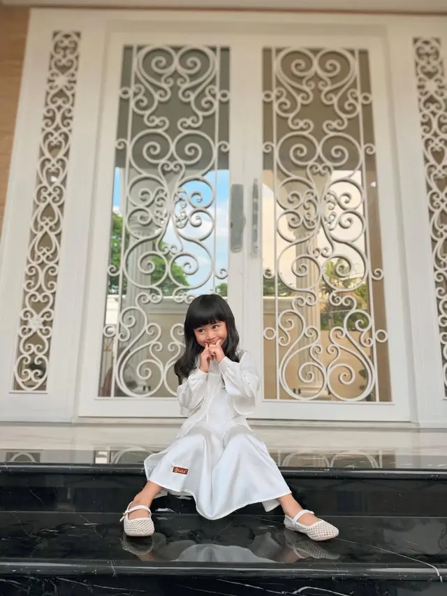Potret Fasad Rumah Baru Ria Ricis (Instagram/@riaricis1795)