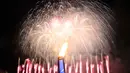 Pesta kembang api yang menjadi latar kaldron api SEA Games menghiasi langit Singapura pada saat Pembukaan SEA Games 2015 di Stadion Nasional Singapura. Jumat (5/6). (Bola.com/Arief Bagus)