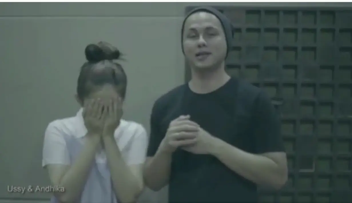 "Saya tulis surat dari malamnya sebelum melamar. Saya tulis sendiri surat itu dan sekarang dilaminating sama dia untuk jadi kenang-kenangan. Saya utarakan inilah saya apa adanya yang ingin membimbing kamu ke depannya," lanjut Andhika Pratama.