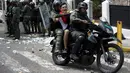 Seorang demonstran dibawa petugas saat bentrok di San Cristobal, Venezuela (26/10). Unjuk rasa bertajuk "Ambil Alih Venezuela" ini menuntut adanya referendum untuk melengserkan Maduro. (REUTERS/Carlos Eduardo Ramirez)