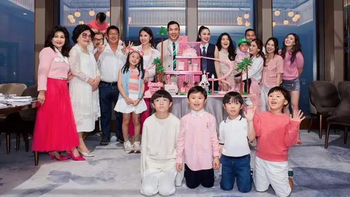 [Fimela] Keluarga Besar Sandra Dewi