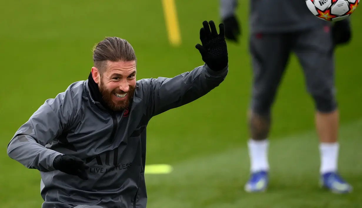 Sergio Ramos. Bersama PSG yang baru dibelanya musim ini, bek berusia 35 tahun ini akan menghadapi Real Madrid, klub yang dibelanya selama 16 musim mulai 2005/2006 hingga 2020/2021. Sebuah laga emosional tentunya akan terjadi jika ia diturunkan oleh PSG. (AFP/Franck Fife)