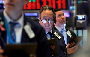 Steven Kaplan (tengah) saat bekerja dengan sesama pialang di New York Stock Exchange, Amerika Serikat, Rabu (11/3/2020). Bursa saham Wall Street anjlok karena investor menunggu langkah agresif pemerintah AS atas kejatuhan ekonomi akibat virus corona COVID-19. (AP Photo/Richard Drew)