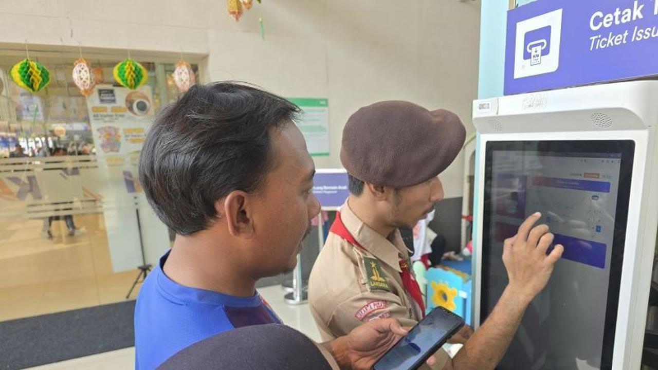 Relawan Pramuka Bantu Pemudik Lebaran di Stasiun Pasar Senen, Permudah Perjalanan Arus Mudik