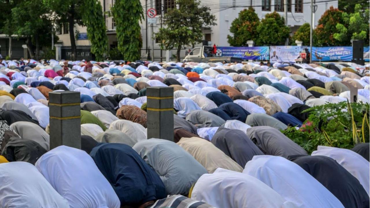 Ribuan jemaah gelar salat Idulfitri di jalanan depan gereja Jatinegara