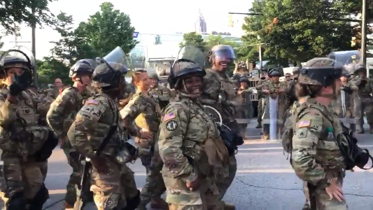 Polisi di Atlanta joget bersama pendemo sebelum masuk jam malam.