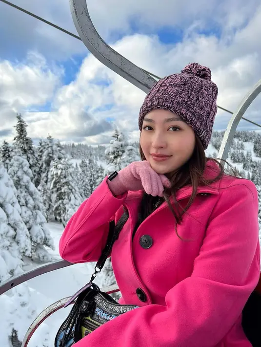 Bergaya serba pink dengan coat musim dingin ketika berlibur menampilkan keseruan gaya yang maksimal.