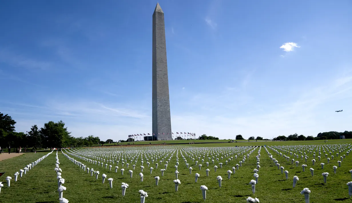 Vas berisi bunga berjajar di National Mall dekat Monumen Washington, Washington DC, Amerika Serikat, 5 Juni 2022. Setiap vas pada peringatan yang didirikan oleh Gabby Giffords Foundation tersebut mewakili satu dari 45.222 orang Amerika Serikat yang tewas akibat kekerasan senjata pada tahun 2020. (Stefani Reynolds/AFP)